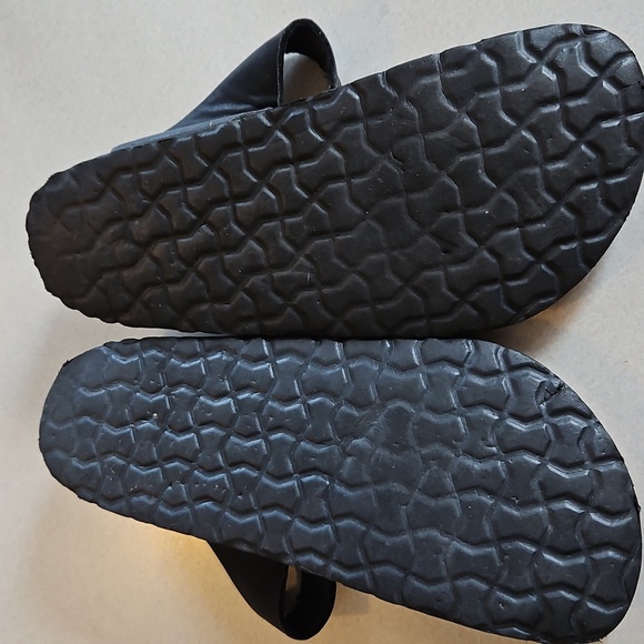 Cushionaire Black Thong Sandals - Picture 10 of 11